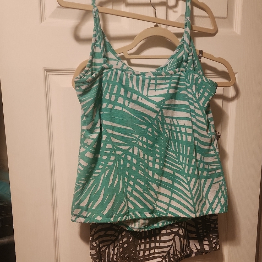 (2) Tank Tops - Picture 2 of 7